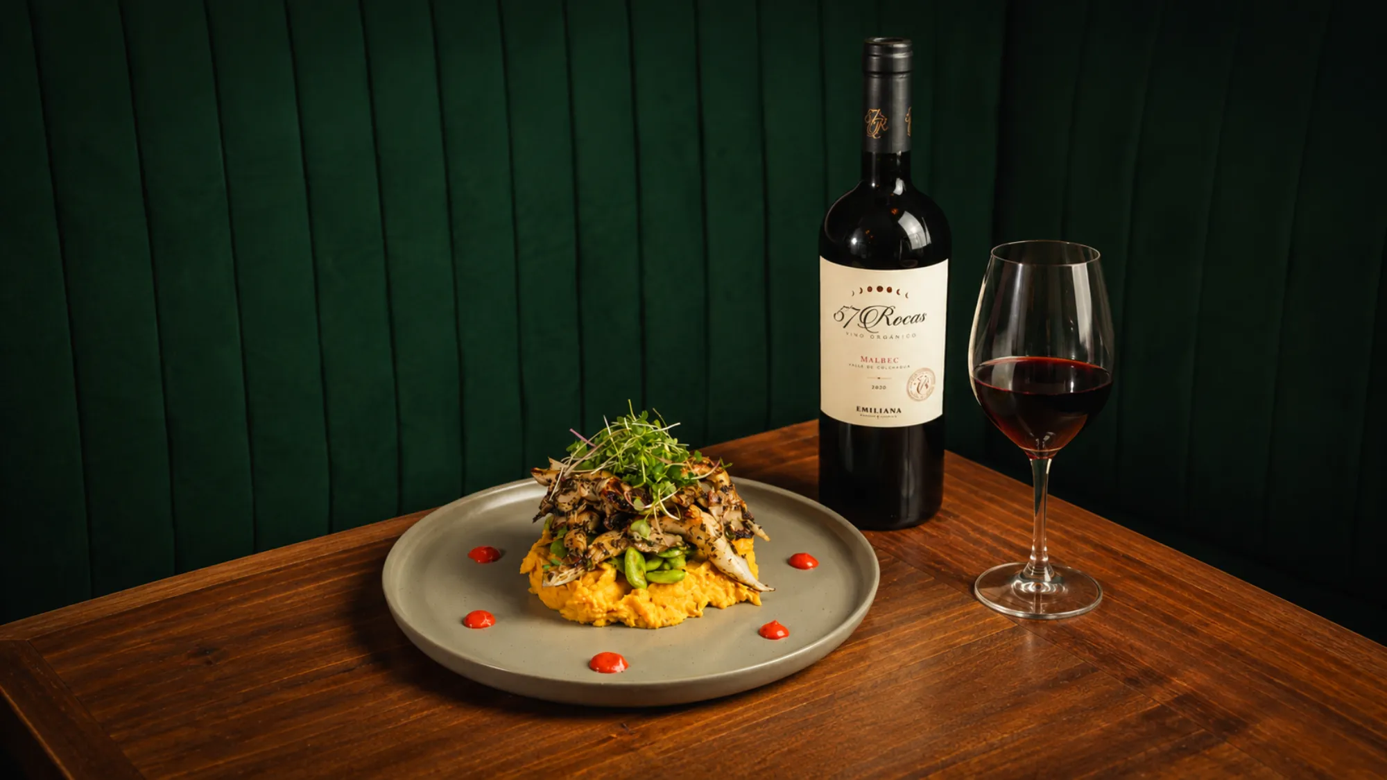 Plato plant based de Sapiens con maridaje de vino