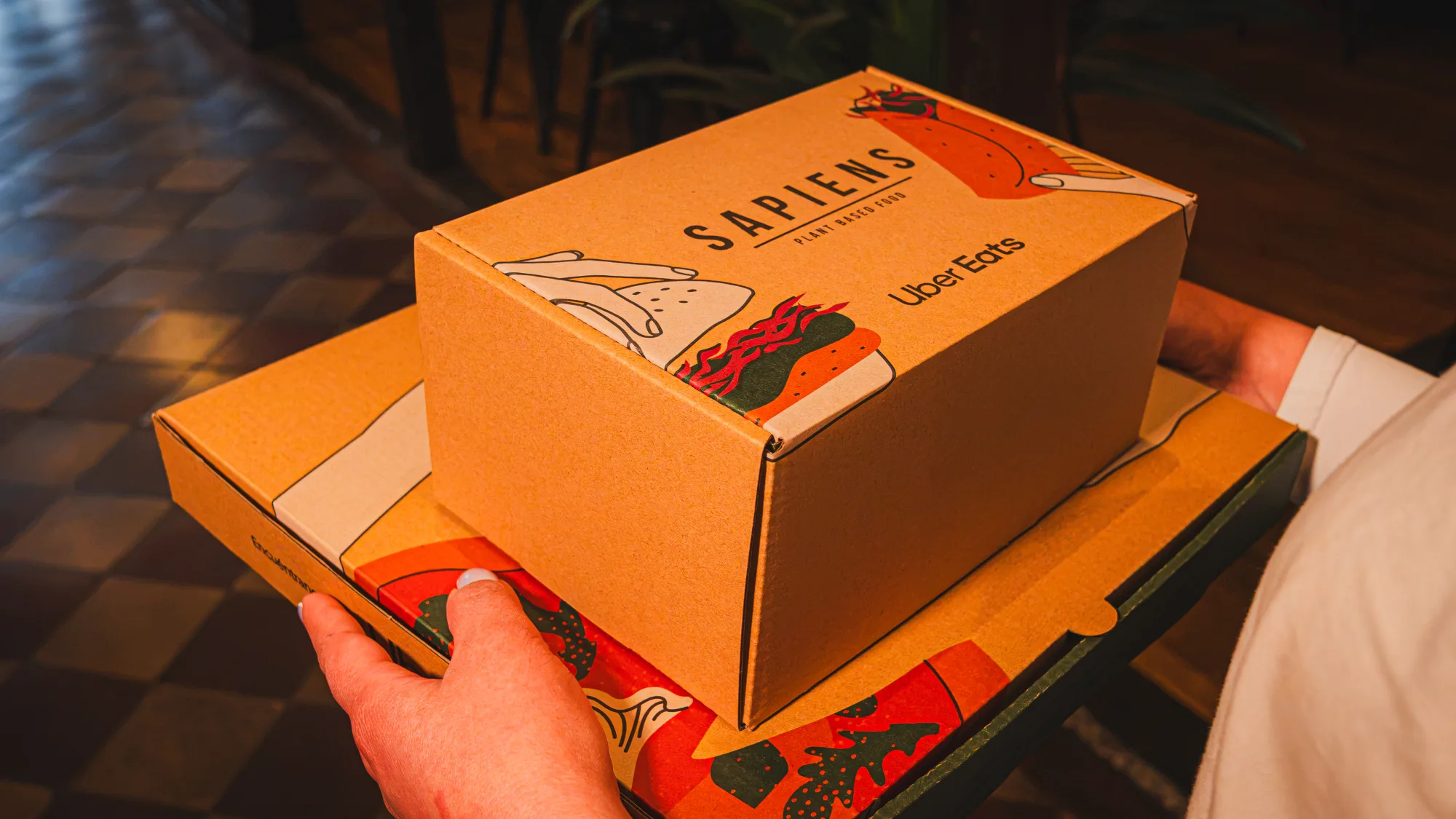 Cajas de Sapiens listas para delivery por Uber Eats